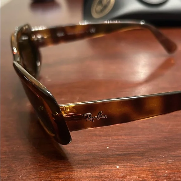 Ray-Ban Tortoiseshell Frame Sunglasses with Black Case - Picture 2 of 4